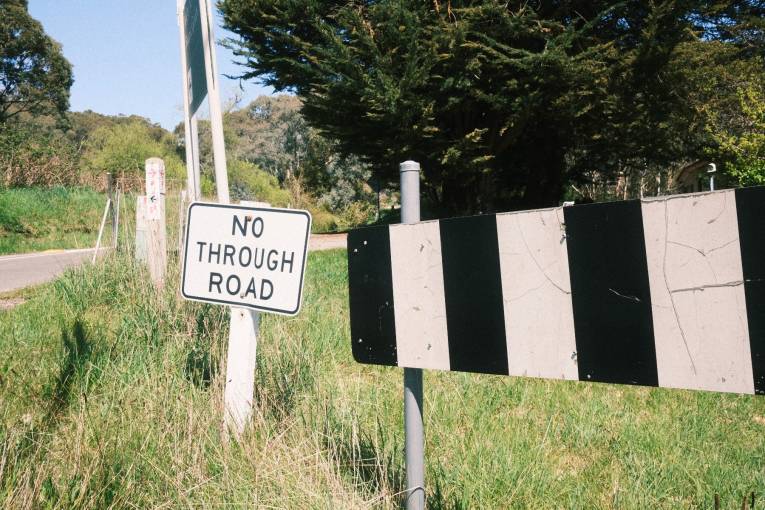 Adelaide Hills no through road sign