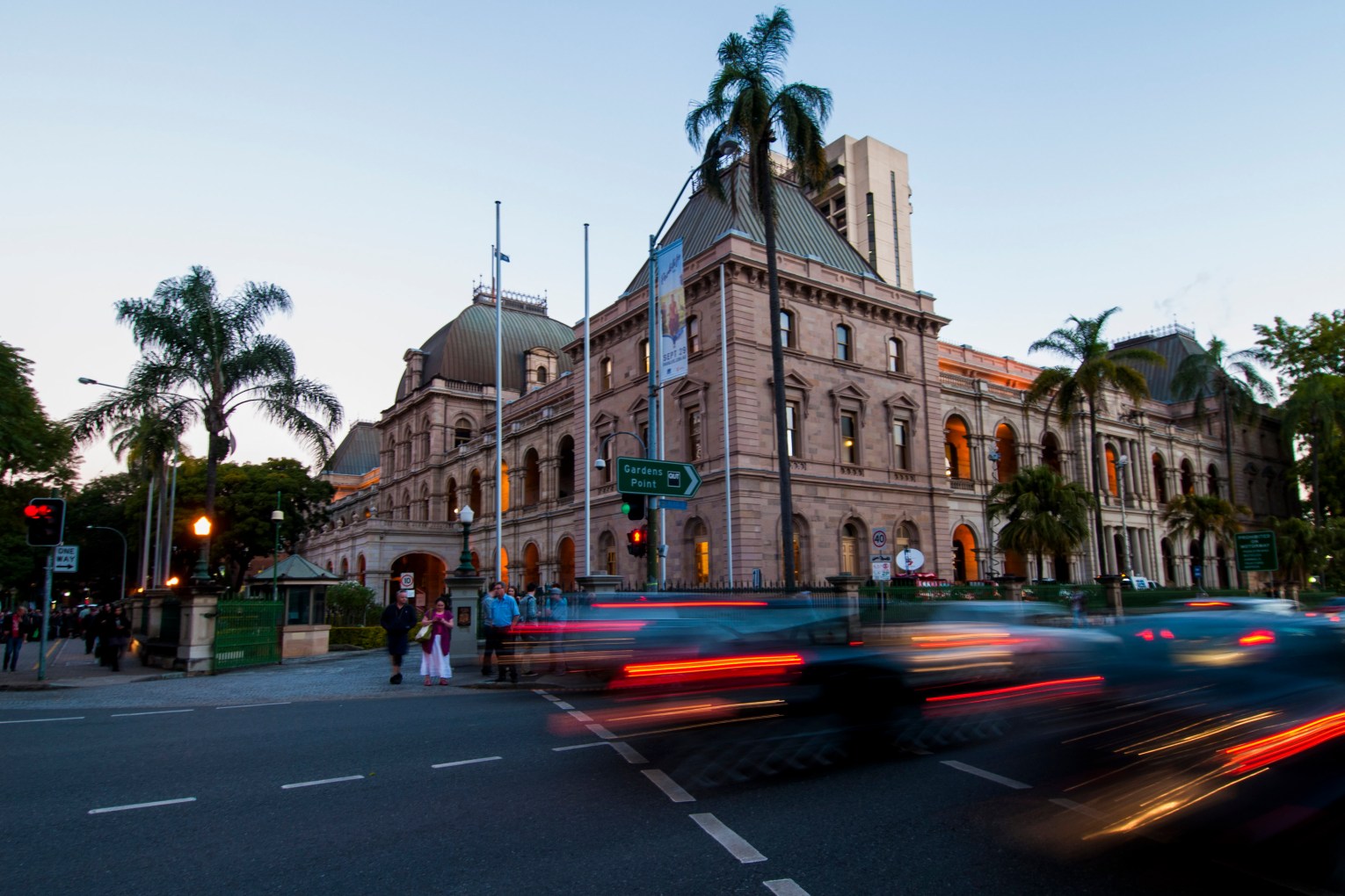 Cars drive past Queensland's Parliament House, Brisbane, during the evening rush hour Wednesday, June 20, 2012. (AAP Image/John Pryke) NO ARCHIVING