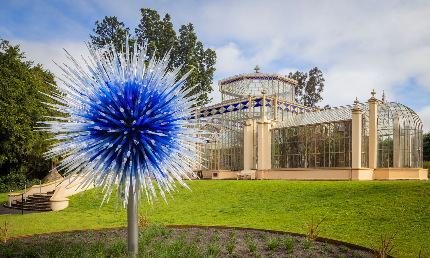 Dale Chihuly, 'Sapphire Star', Adelaide Botanic Garden (with Palm House at rear). © 2010 Chihuly Studio.  Photo: Nathaniel Willson