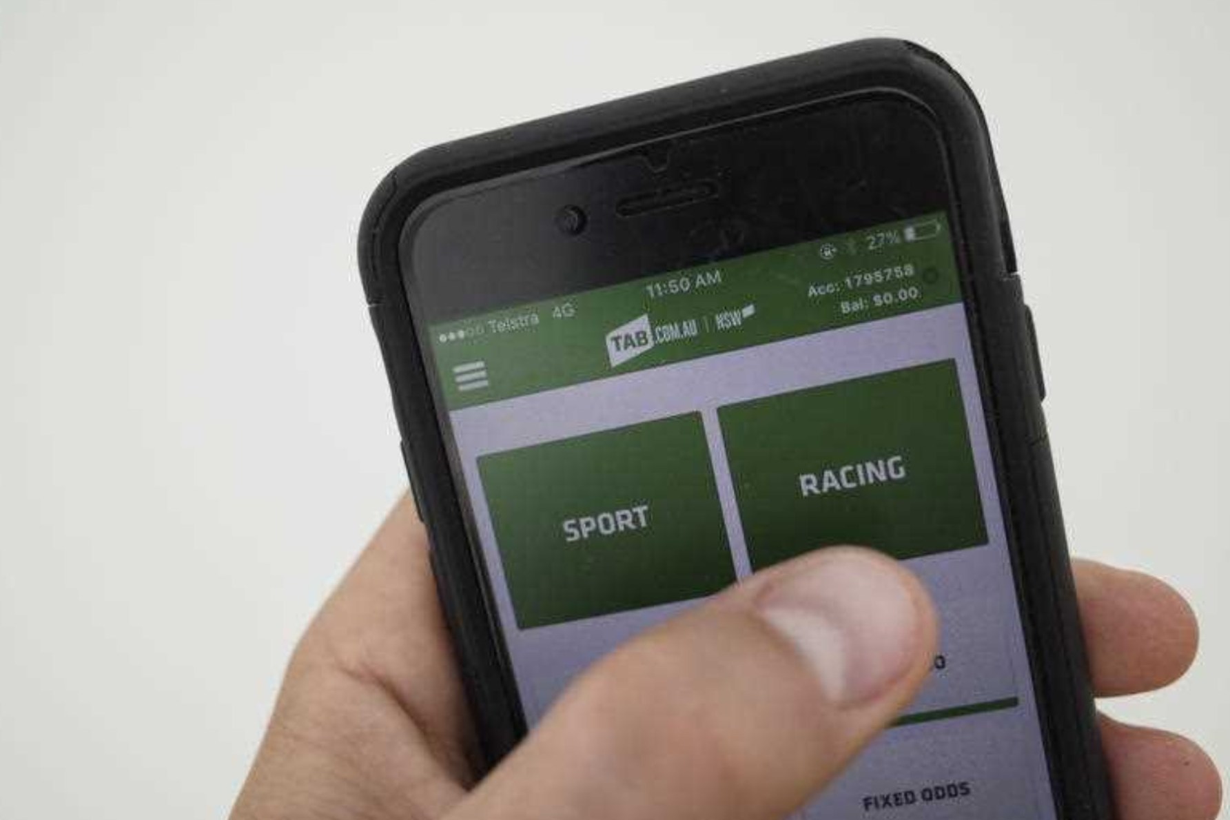 The federal government is yet to act on a report recommending a ban on online wagering ads on TV. Photo: Lukas Coch/AAP