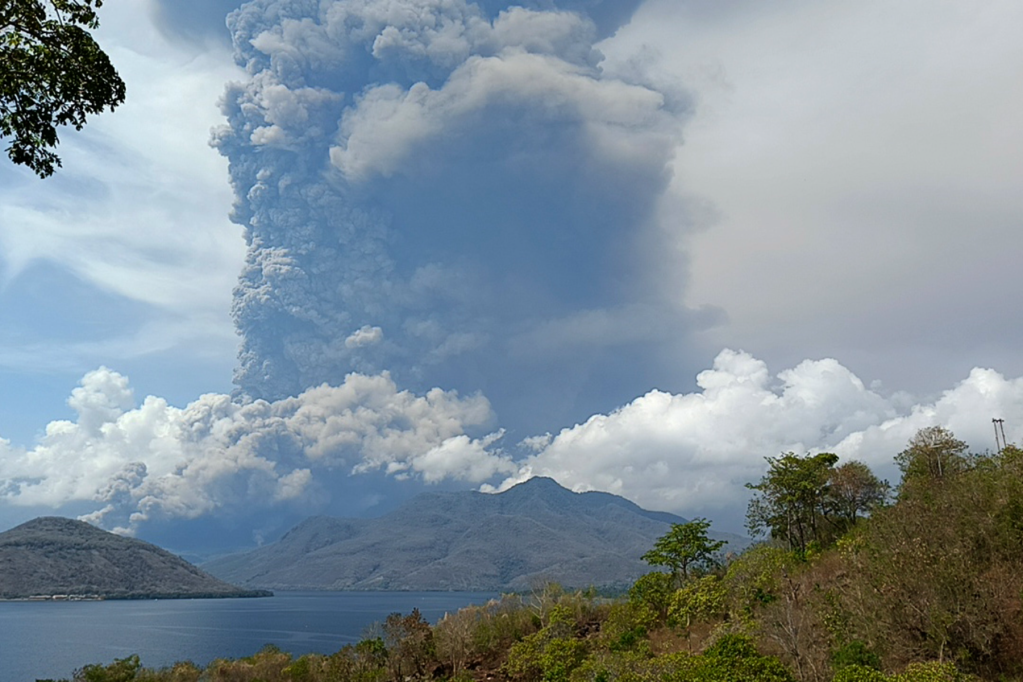 Thumbnail for Dangerous volcanic ash disrupts Australia-Bali flights