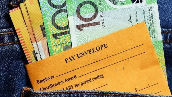 Thumbnail for Annual wage growth for workers drops to 3.5 per cent