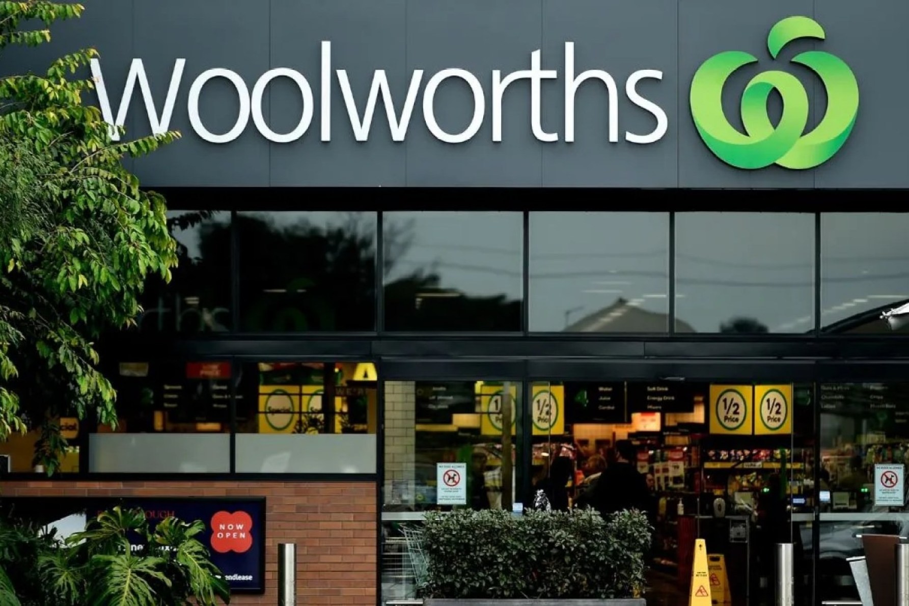 Woolworths says it has contingency plans to cope with a strike by warehouse workers. Photo: AAP