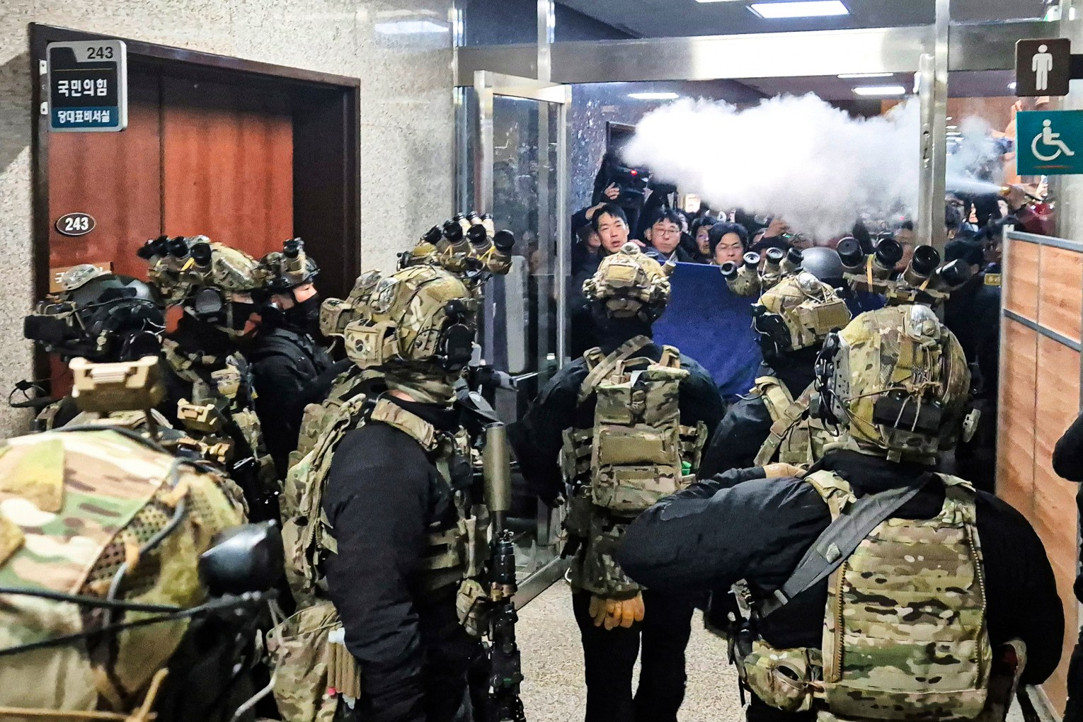 National Assembly staff spray fire extinguishers to block soldiers entering the main hall of the National Assembly in Seoul, South Korea, Wednesday, Dec. 4, 2024. Photo: Jo Da-un/Yonhap/AP