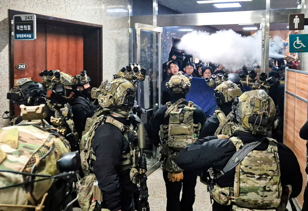 National Assembly staff spray fire extinguishers to block soldiers entering the main hall of the National Assembly in Seoul, South Korea, Wednesday, Dec. 4, 2024. Photo: Jo Da-un/Yonhap/AP