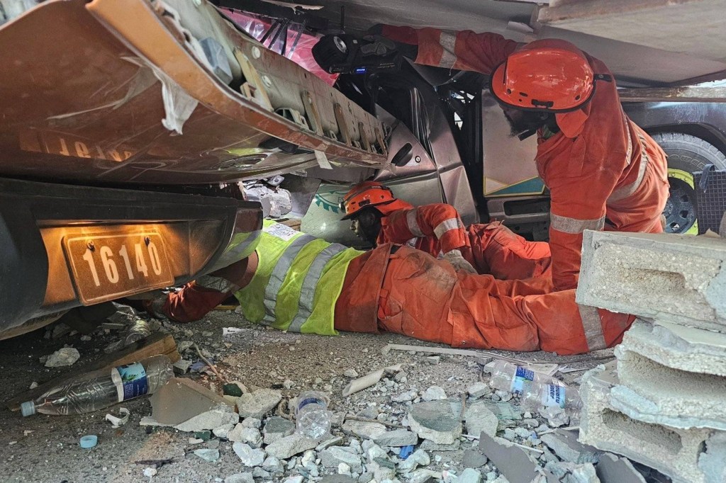 Thumbnail for Vanuatu quake aid arrives, stranded Aussies flown home