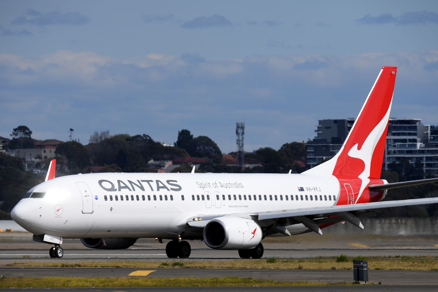 A union wants Qantas to pay the maximum penalty for illegally outsourcing ground workers' jobs. Image: Dan Himbrechts/AAP