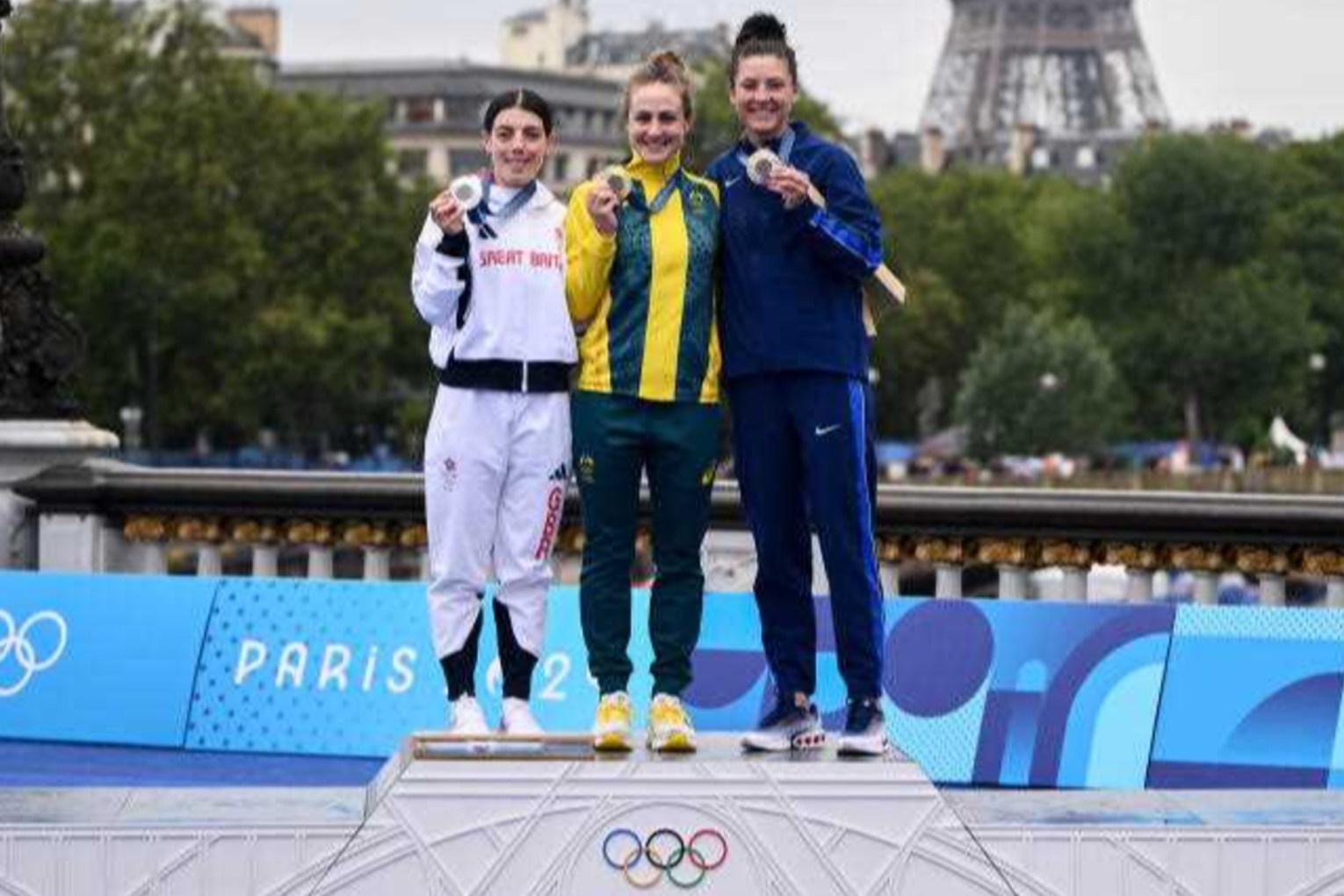 Chloe Dygert (right) won bronze behind Australian winner Grace Brown (centre) at the Paris Games. Photo: Joel Carrett/AAP