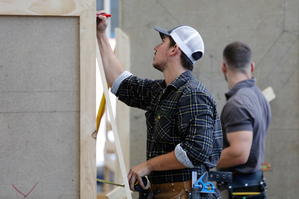 Thumbnail for PM promises $10k cash bonus for apprentice tradies