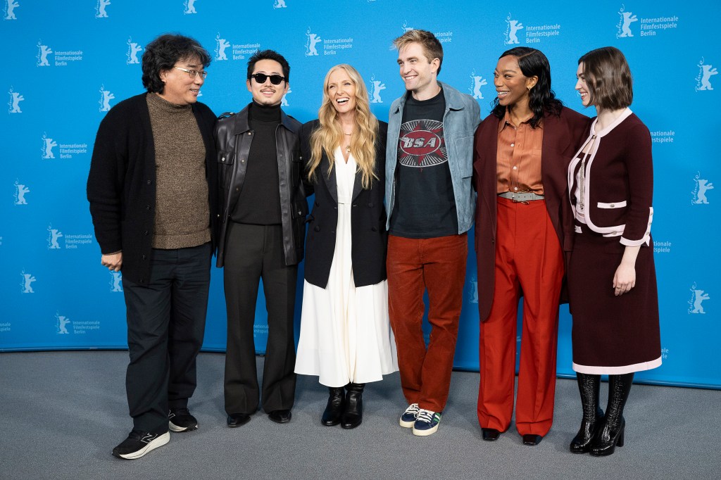 Bong Joon-Ho, Steven Yeun, Toni Collette, Robert Pattinson, Naomi Ackie and  Anamaria Vartolomei in Berlin. Photo: @Alexander Janetzko/Berlinale 2025