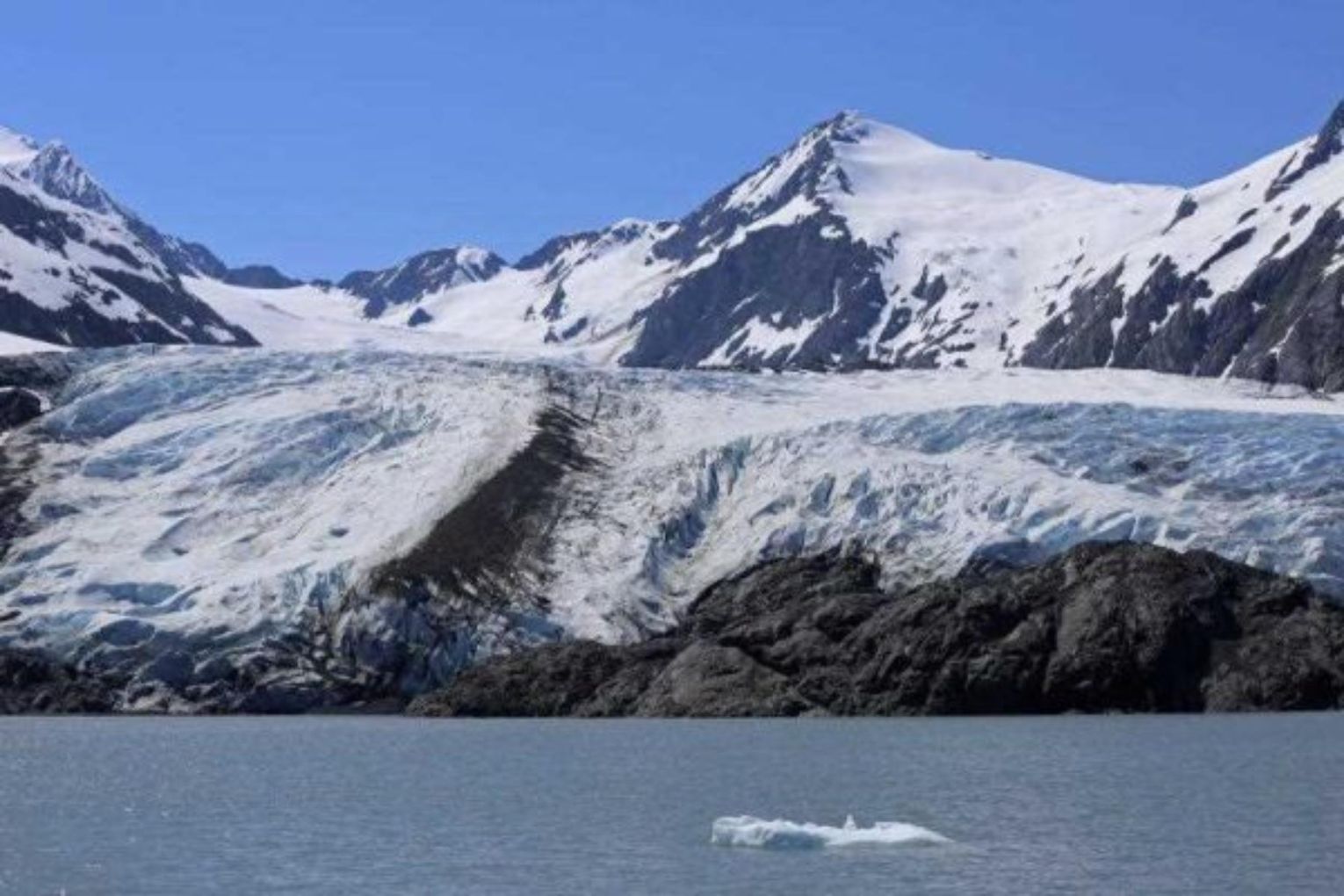 Three skiers have been caught in an avalanche near Alaska's skiing capital of Girdwood. Image: AAP