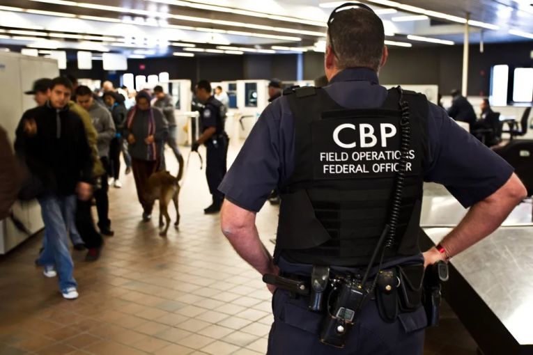 Thumbnail for US border searches prompt Aus traveller warning