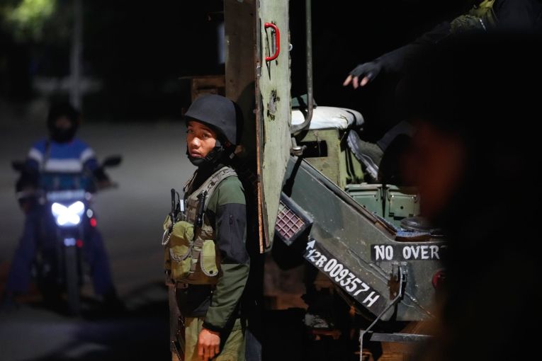 Thumbnail for Gunmen's attack on tourists leaves 20 dead 