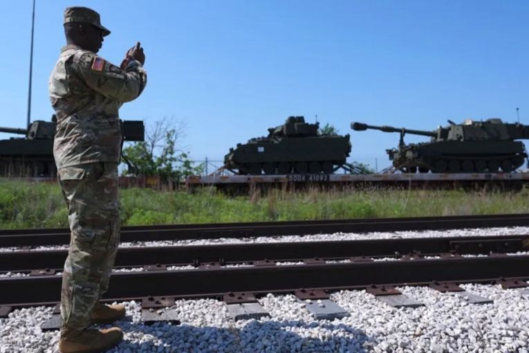 Thumbnail for US army defends parade on Trump's birthday