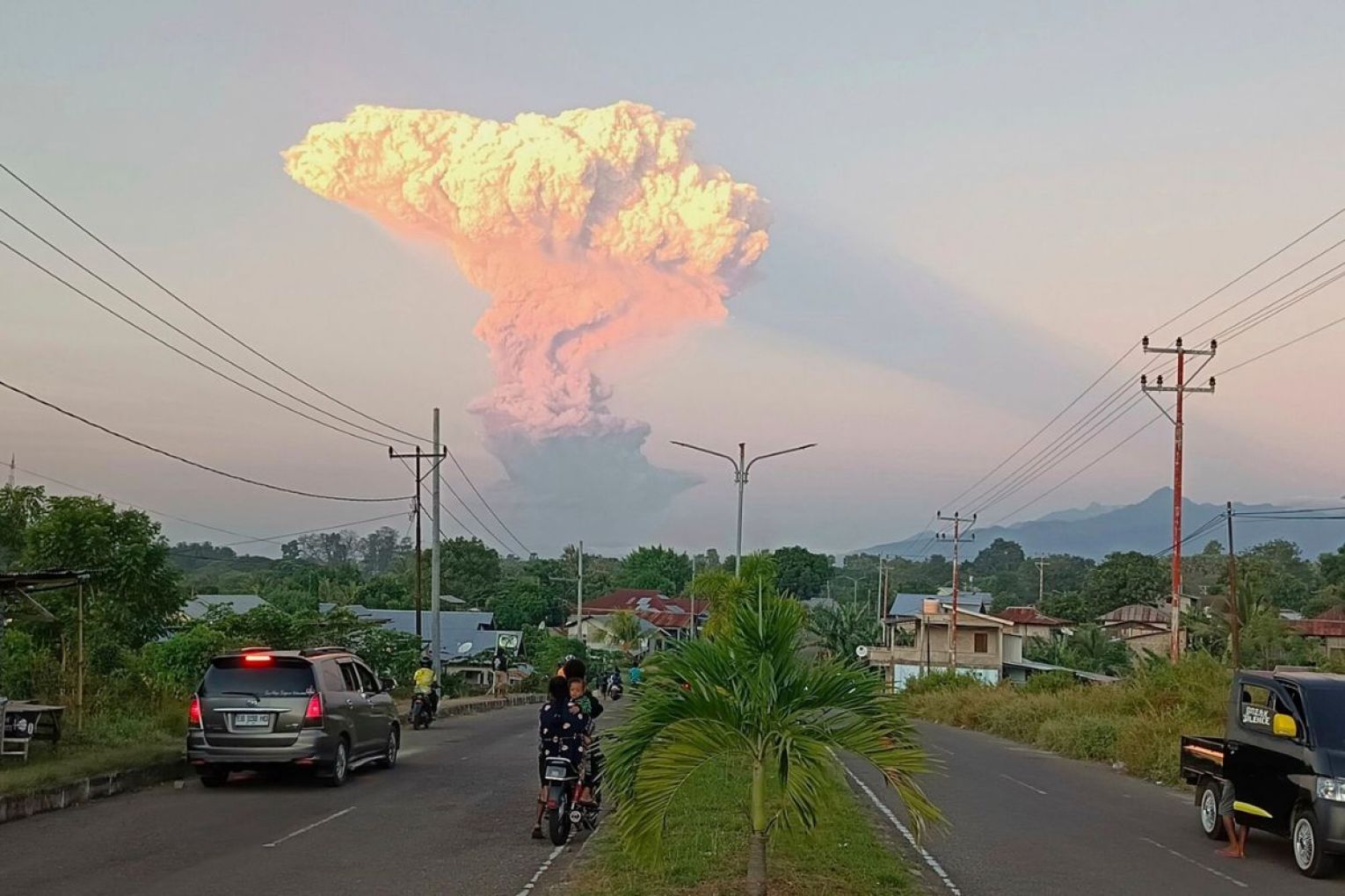 People watch as Mount Lewotobi Laki-Laki spews volcanic materials into the air during an eruption, in Maumere, Indonesia, Tuesday, June 17, 2025. Photo: AP