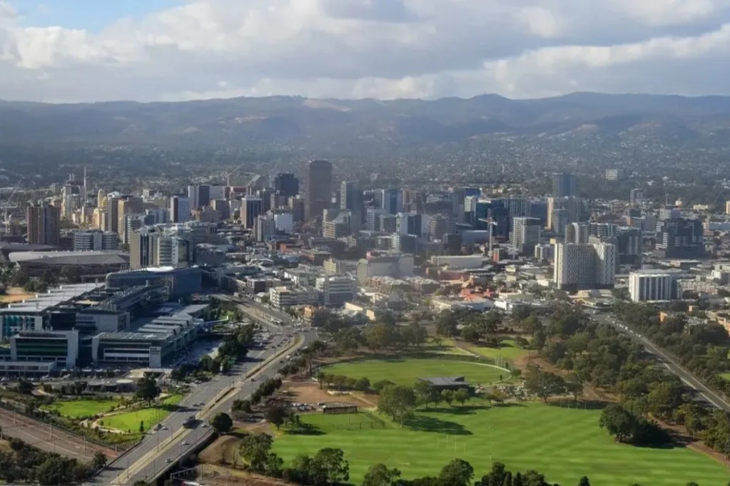 Rising household spending and employment are boosting the state's economy, says a new report. Photo: AAP/Bianca De Marchi.