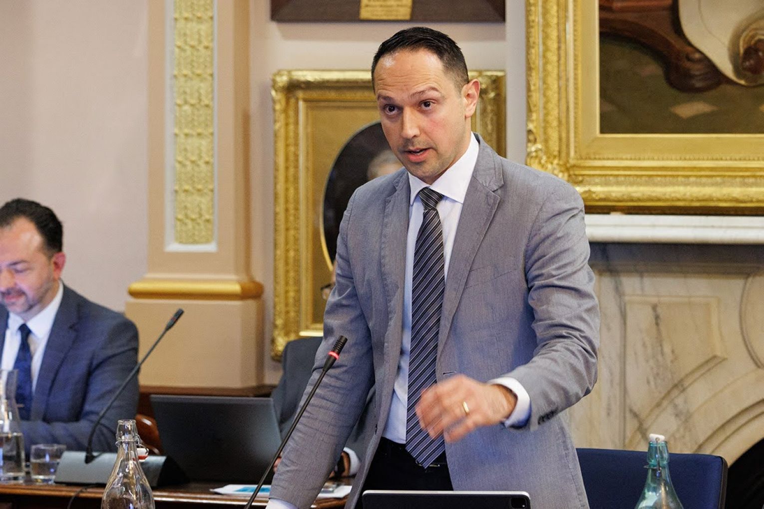 Councillor Arman Abrahimzadeh warned his fellow councillors that pushing the state government could be the wrong move, given their track record of park lands grabs. Photo: Tony Lewis/InDaily 