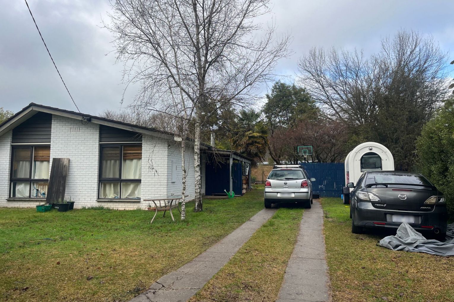 A woman and a boy, 15, were taken into custody at this house in Porepunkah overnight. Picture: Allanah Sciberras/AAP Photos