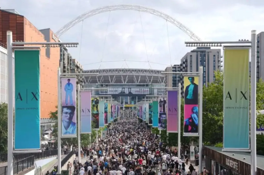 Man falls to his death at Oasis concert
