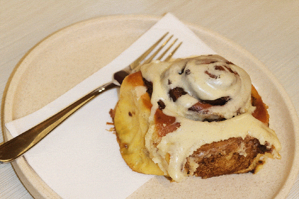 Arlo’s opens with cinnamon scrolls galore