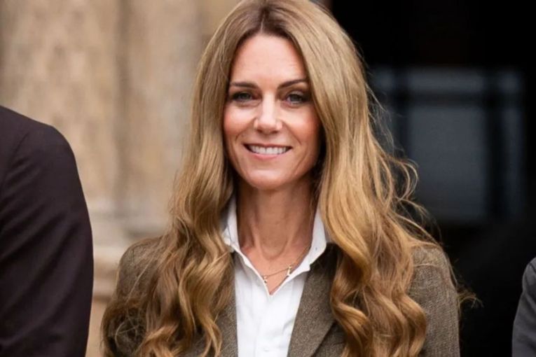 Thumbnail for Kate steals headlines with new blonde look 
