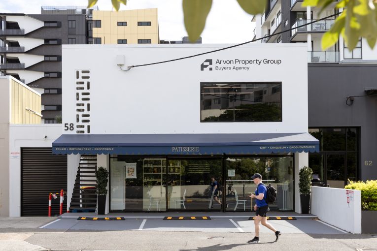 Thumbnail for Eclair at the Bay