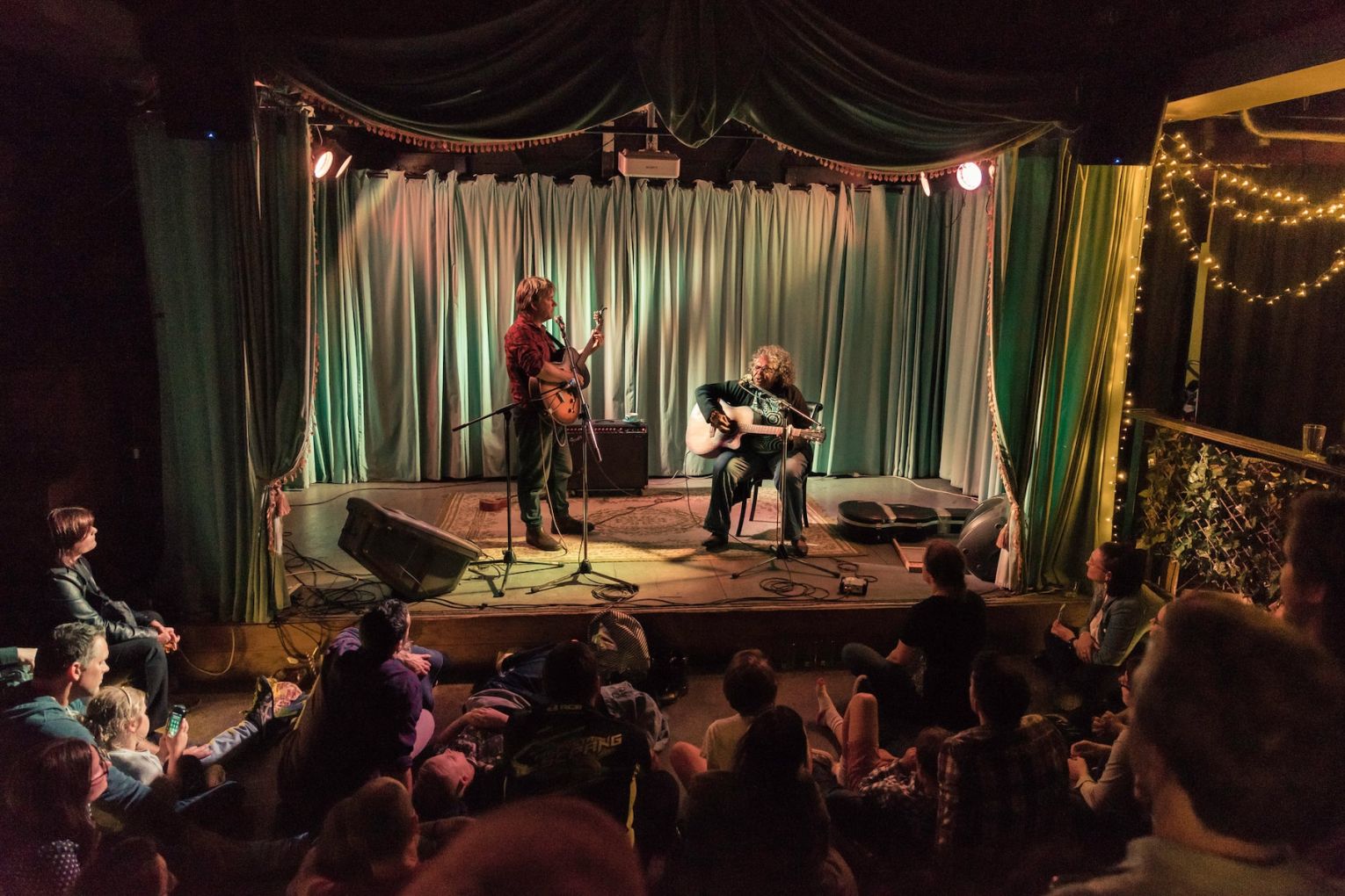 Darren Hanlon and Kankawa Nagarra perform at The Jade in Adelaide for his 2018 Christmas tour. Photo: Supplied