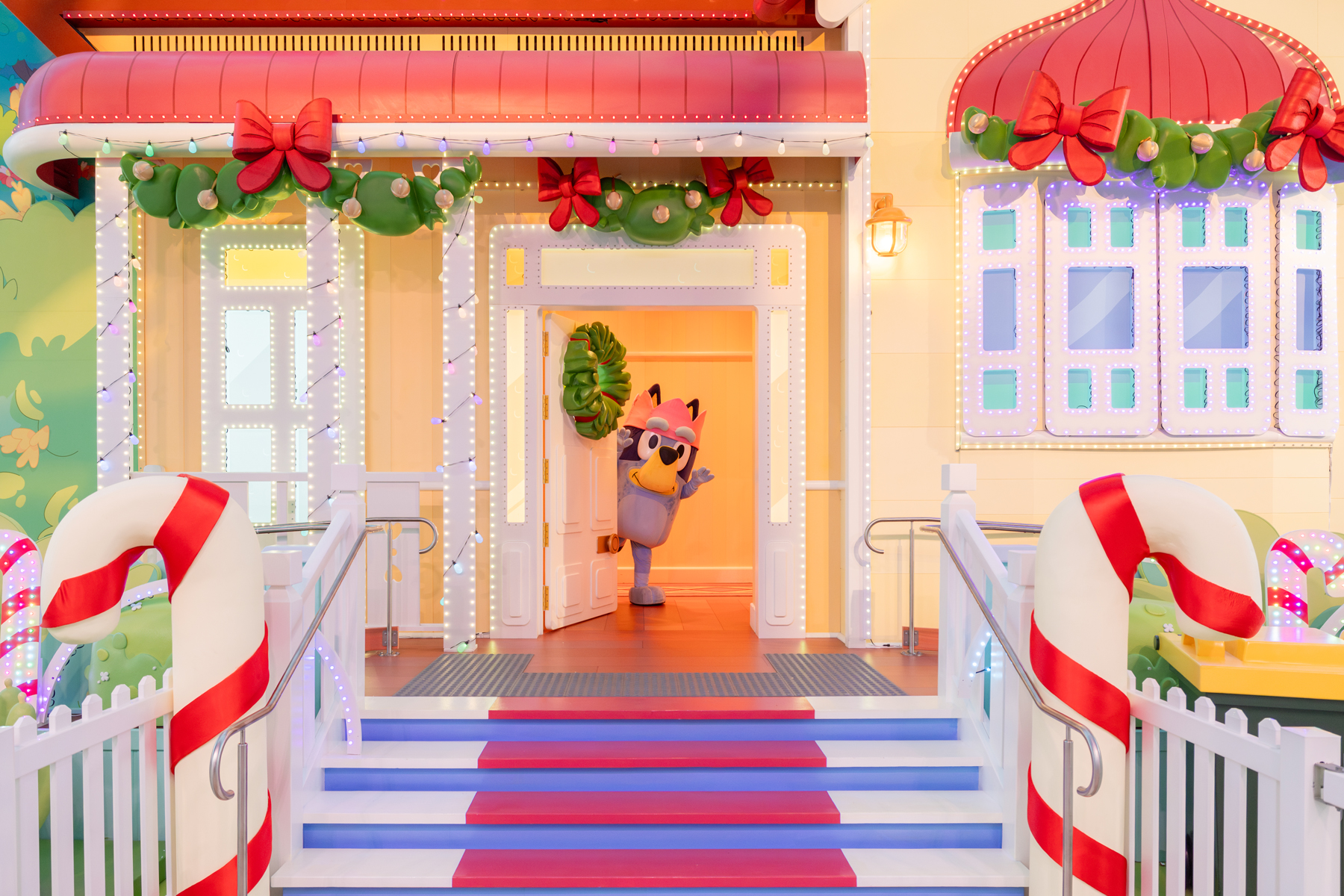 Bluey 3.5-ft LED Bluey Christmas Inflatable 884634 at Lowes.com Bluey Christmas インフレータブル クラウンとセーター付き 高さ5フィート 屋内/屋外 ホリデーデコレーション