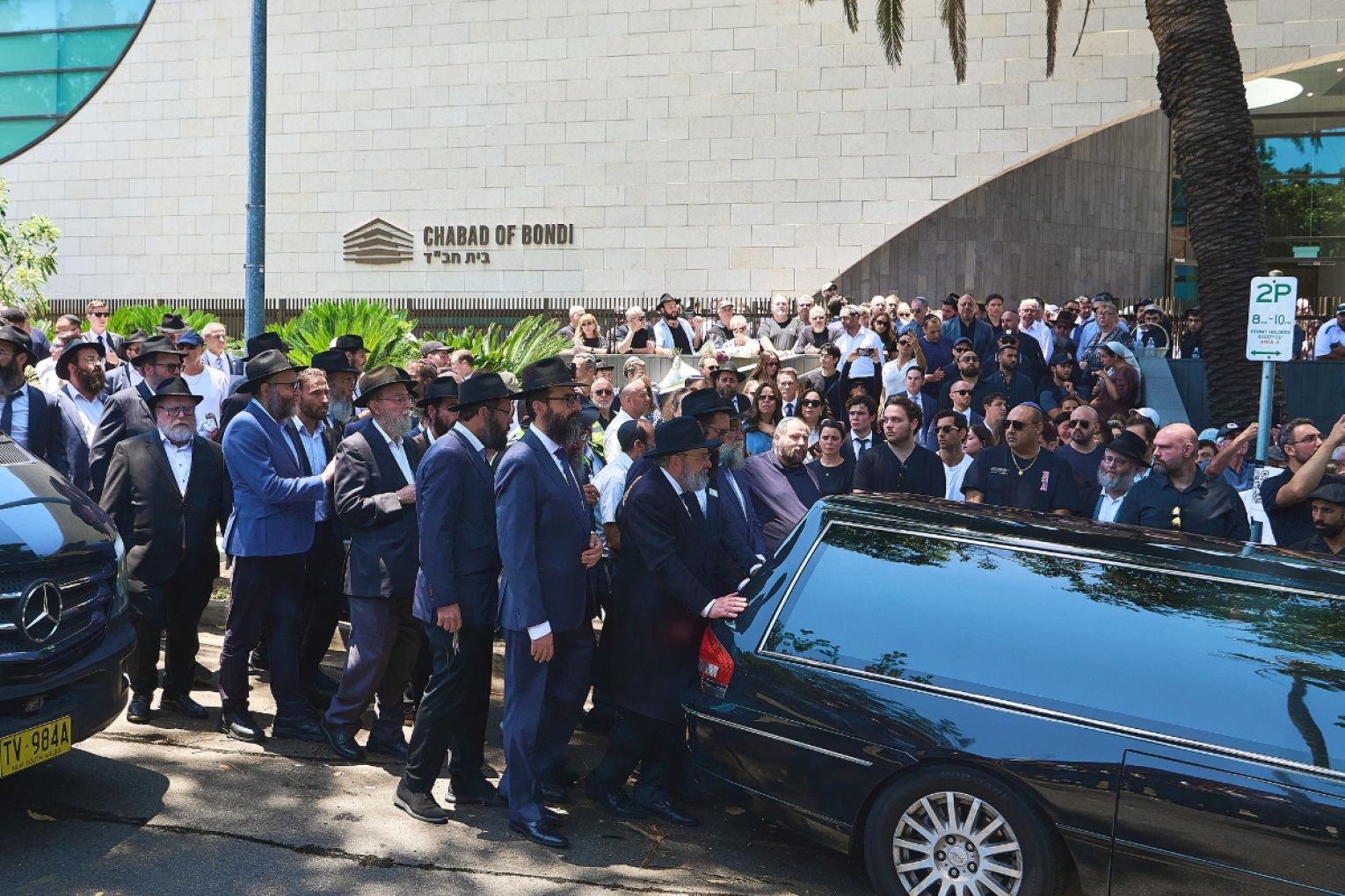 Mourners attend the funeral service for Rabbi Eli Schlanger at Bondi Beach. (AAP Image/Flavio Brancaleone)