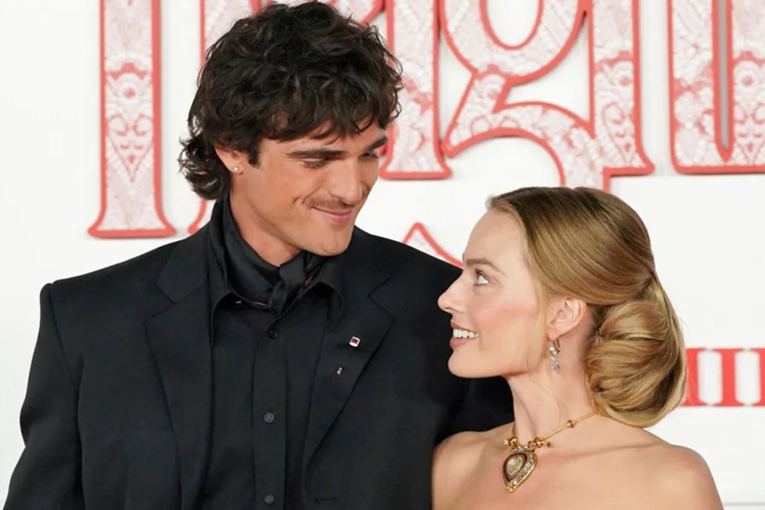 Jacob Elordi and Margot Robbie share a red-carpet moment at the LA premiere of Wuthering Heights. Picture: AAP