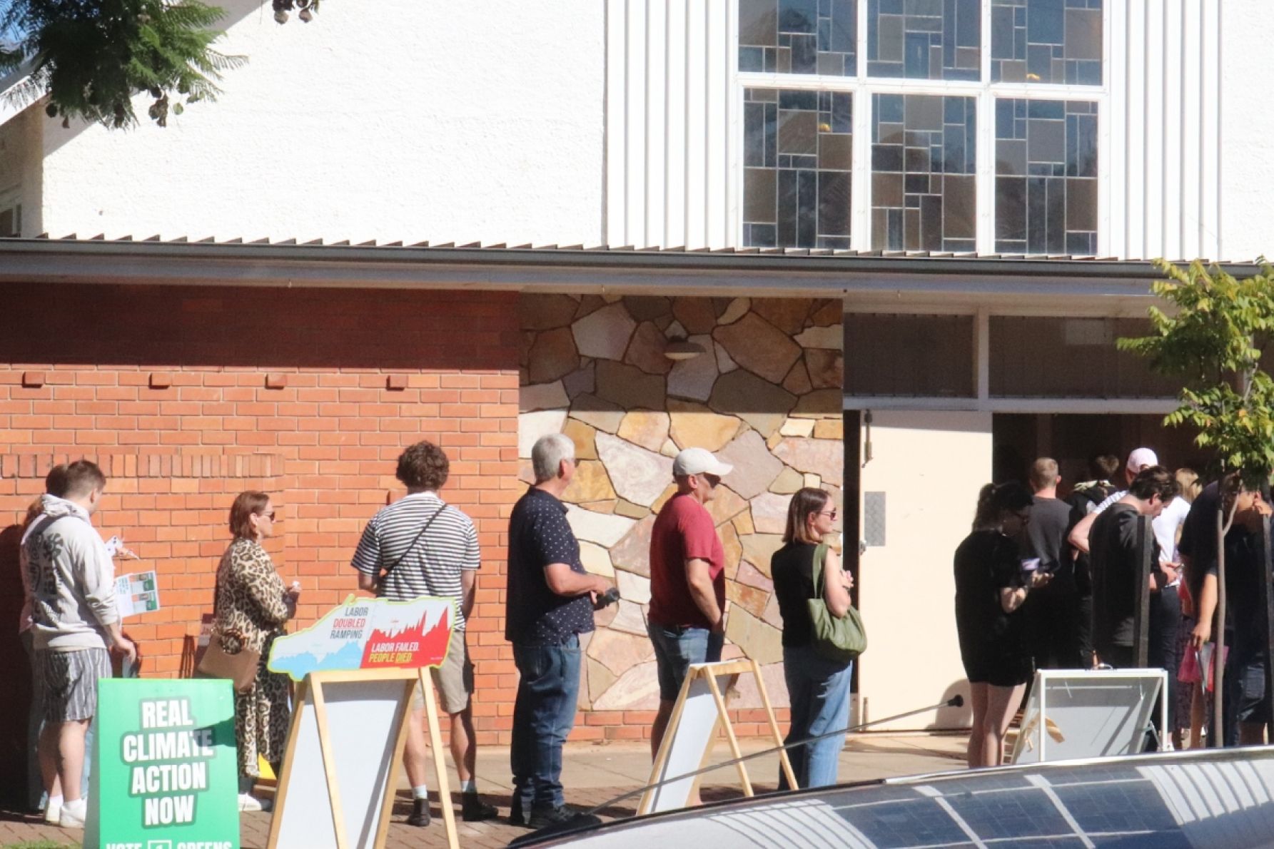 Voters in Bragg were reportedly waiting up to 20 minutes to cast their vote. Photo: Charlie Gilchrist/InDaily