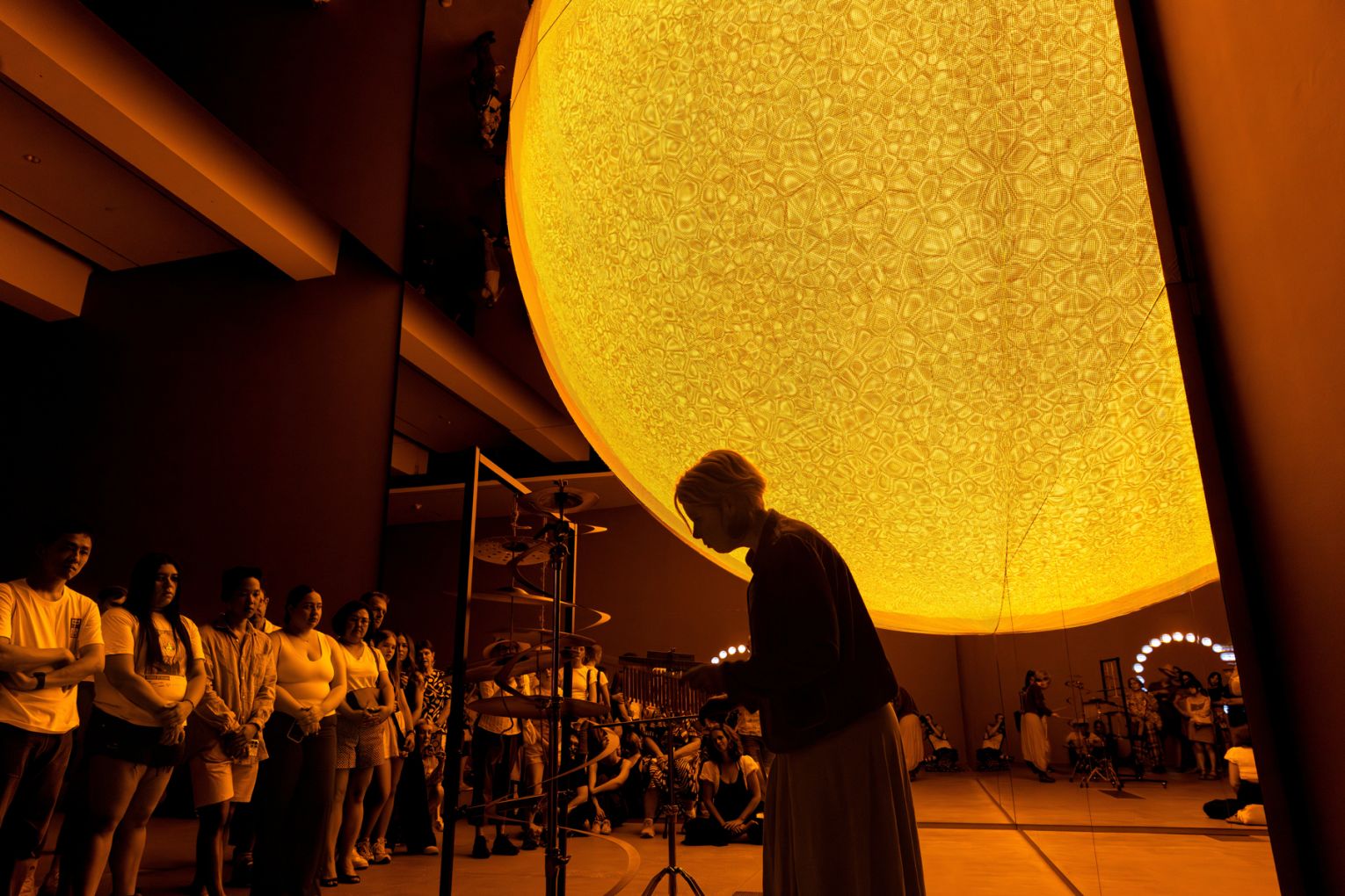 Pop up performance at ‘Olafur Eliasson: Presence’, led by artist Vanessa Tomlinson, Gallery of Modern Art, Brisbane, December 2025 / Photograph: C Baxter © QAGOMA
