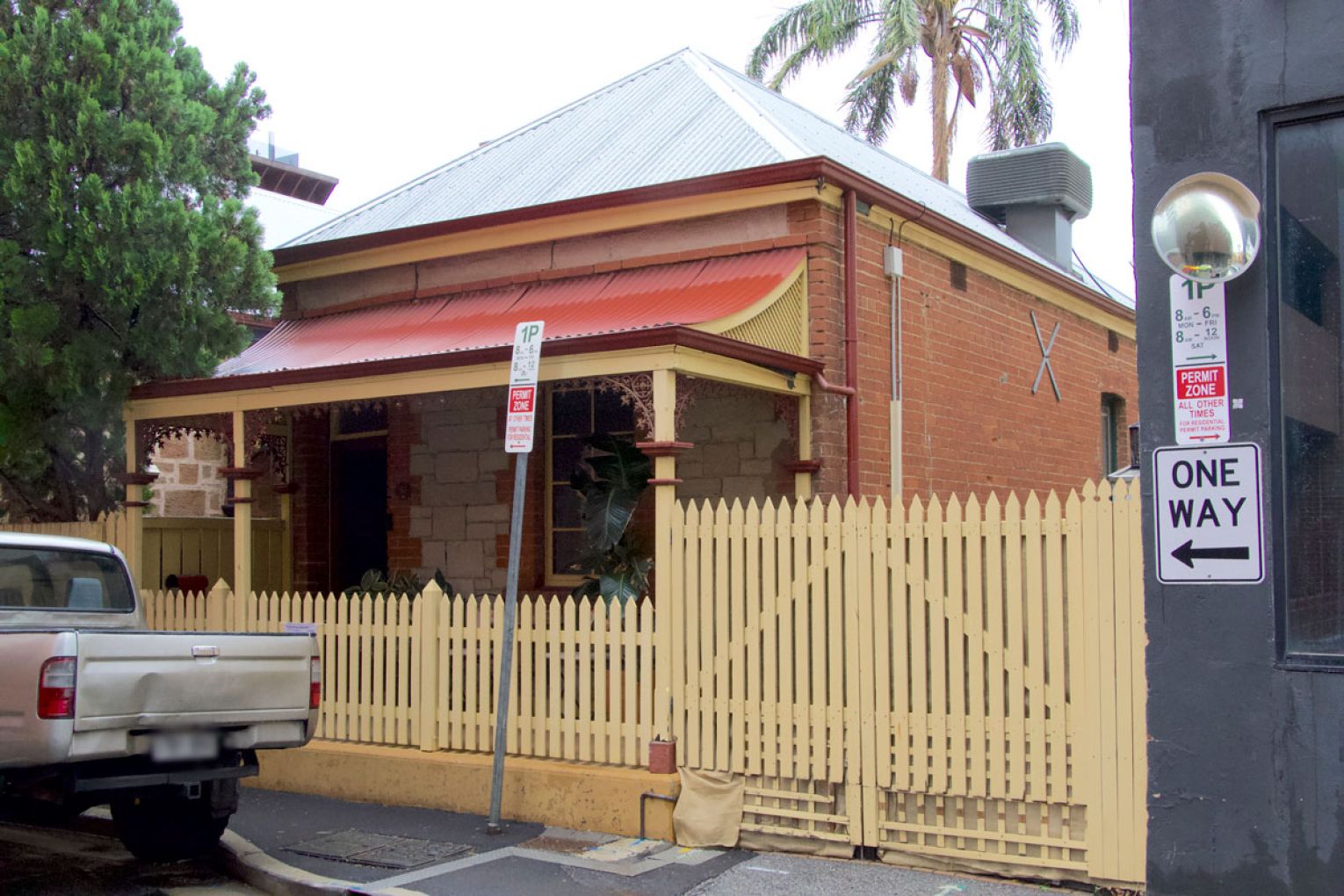 38 Tucker Street could be demolished after extensive cracking allegedly caused by a nearby development. Photo: Charlie Gilchrist/InDaily