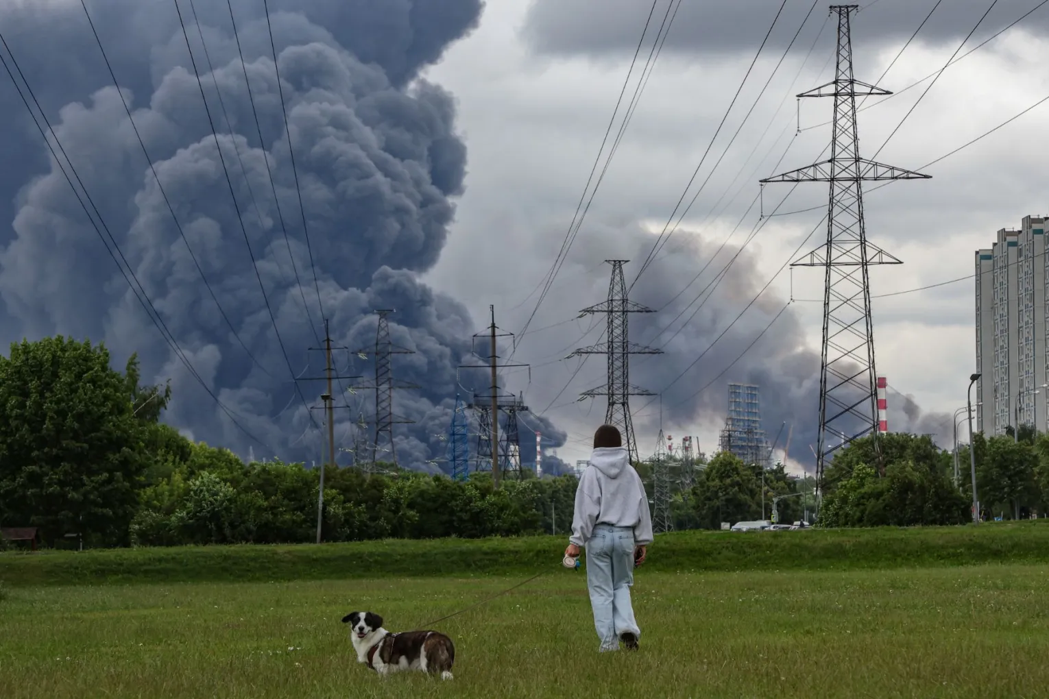 Ukrainian drone attacks on a Moscow oil refinery sent huge plumes of black smoke over the capital. Picture: EPA PHOTO