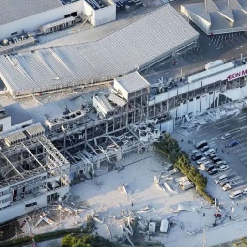 Thumbnail for Search for survivors after huge quake collapses shopping centre
