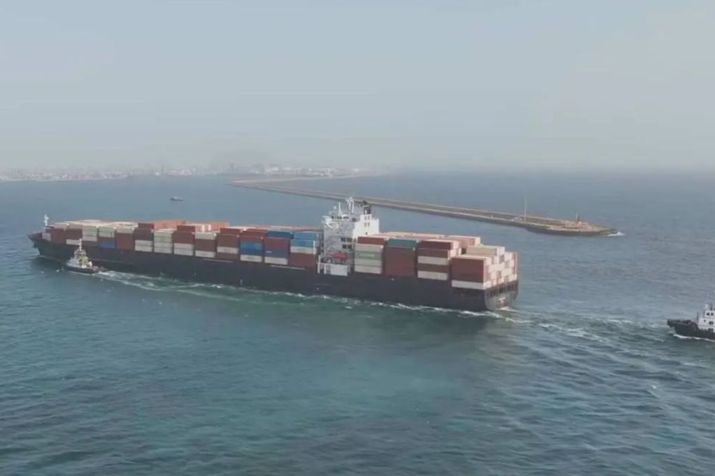 Iran trade threat amid fresh US strikes, blockade