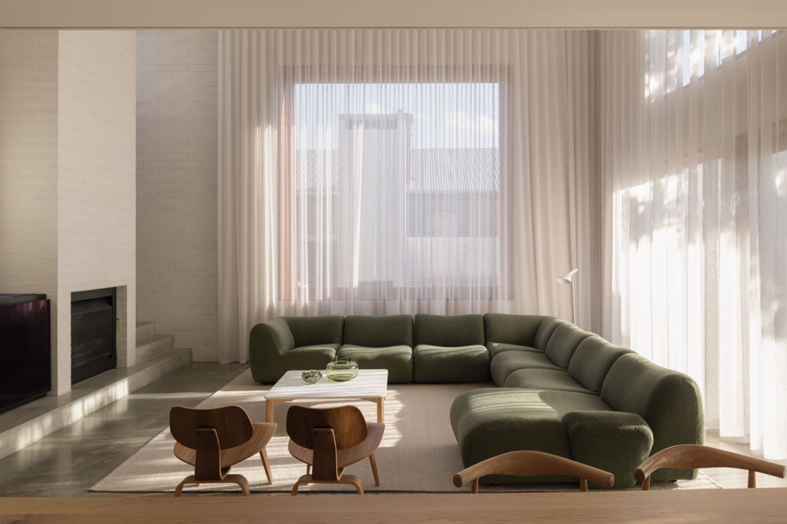  Light filters through the new extension thanks to soaring windows.