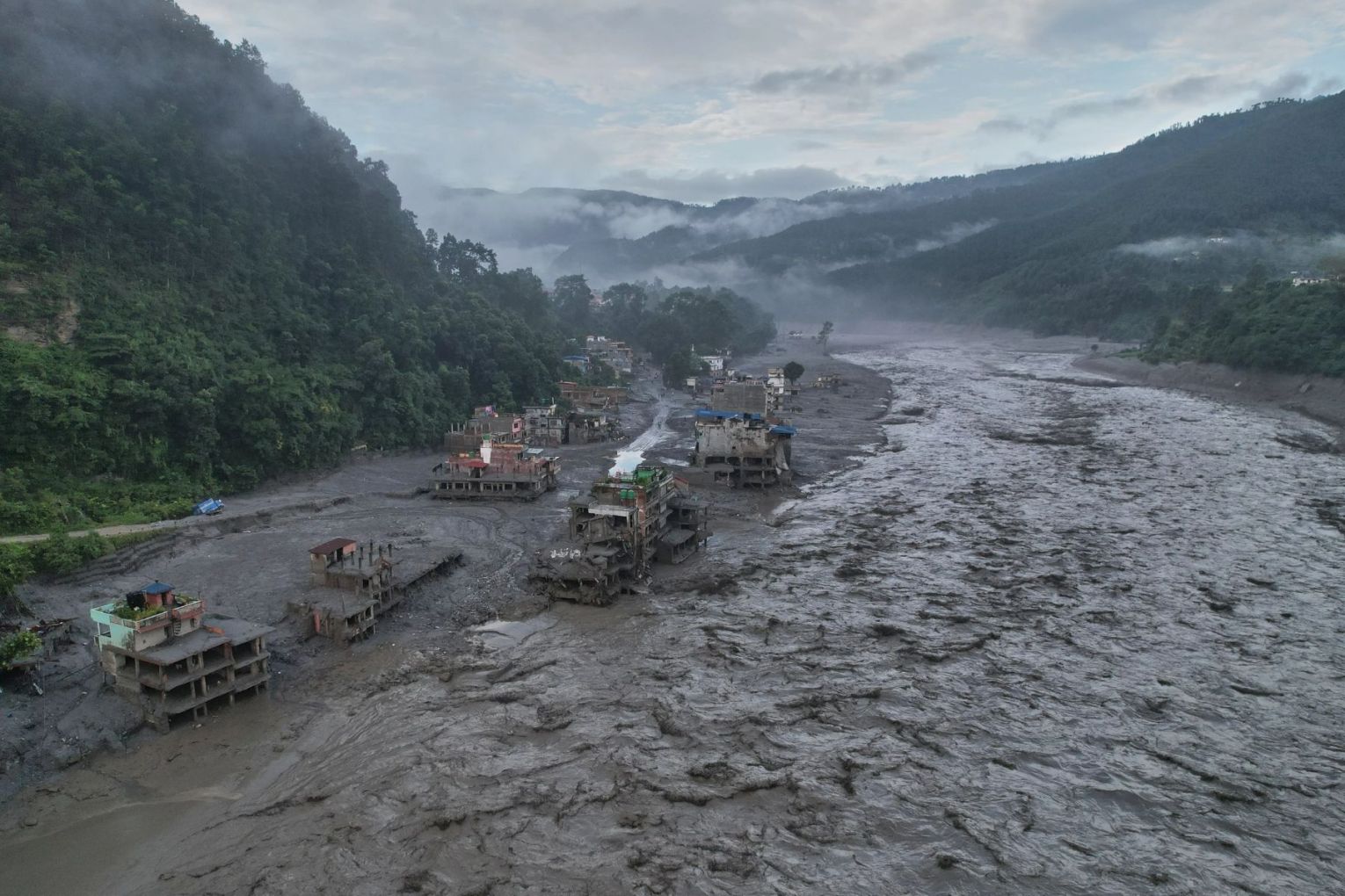 Around 800 deaths have been reported and at least 3000 people are still missing in Nepal. Photo: AAP