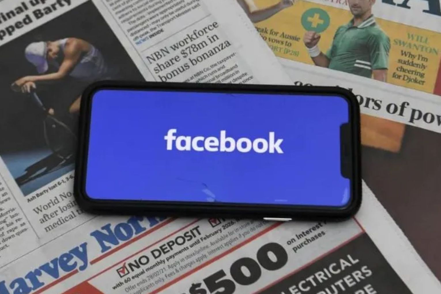 Media experts warn social media algorithms are pushing people towards increasingly partisan content. Picture: AAP
