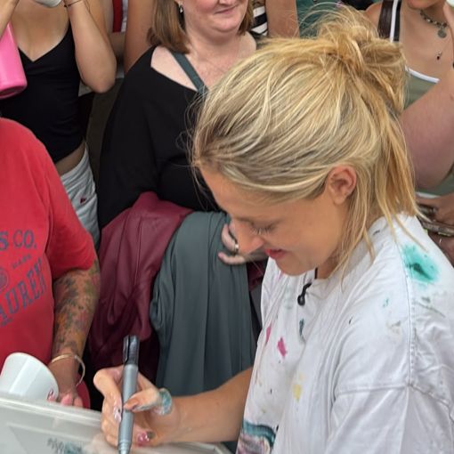 Thumbnail for Hundreds gather at Brisbane op shop for viral art moment